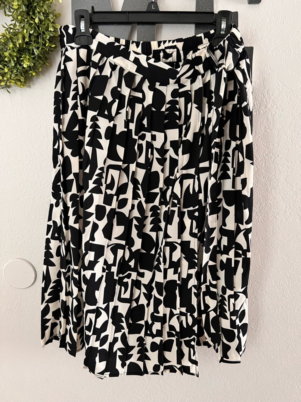 Abstract Black & White Pleated Midi Skirt😍 Perfect